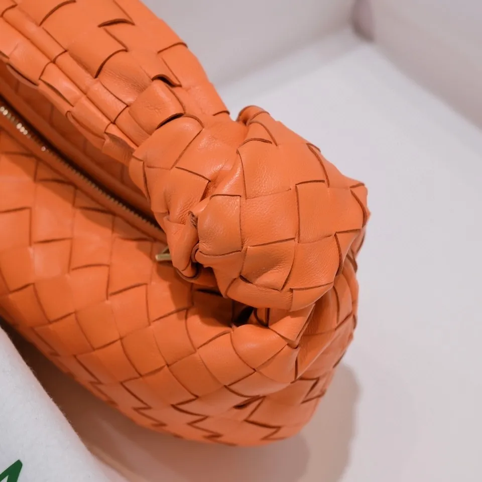Batch 1120 BV Bottega Veneta's new early spring women's MINI JODIE handbag BV bag 🔥The new method is based on the original rounded corners, knotted with classic woven leather round hobo bag, The most iconic triangular pull-out design, using sheepskin draped soft shape, is super suitable for concave shapes~ Jodie feels really gentle to people, and is definitely the best item for daily matching. It has the same weave, new elements and twists, is compact and versatile, and is the new favorite of street style Internet celebrities! Dimensions: 23x28x8 Model: 6699-1